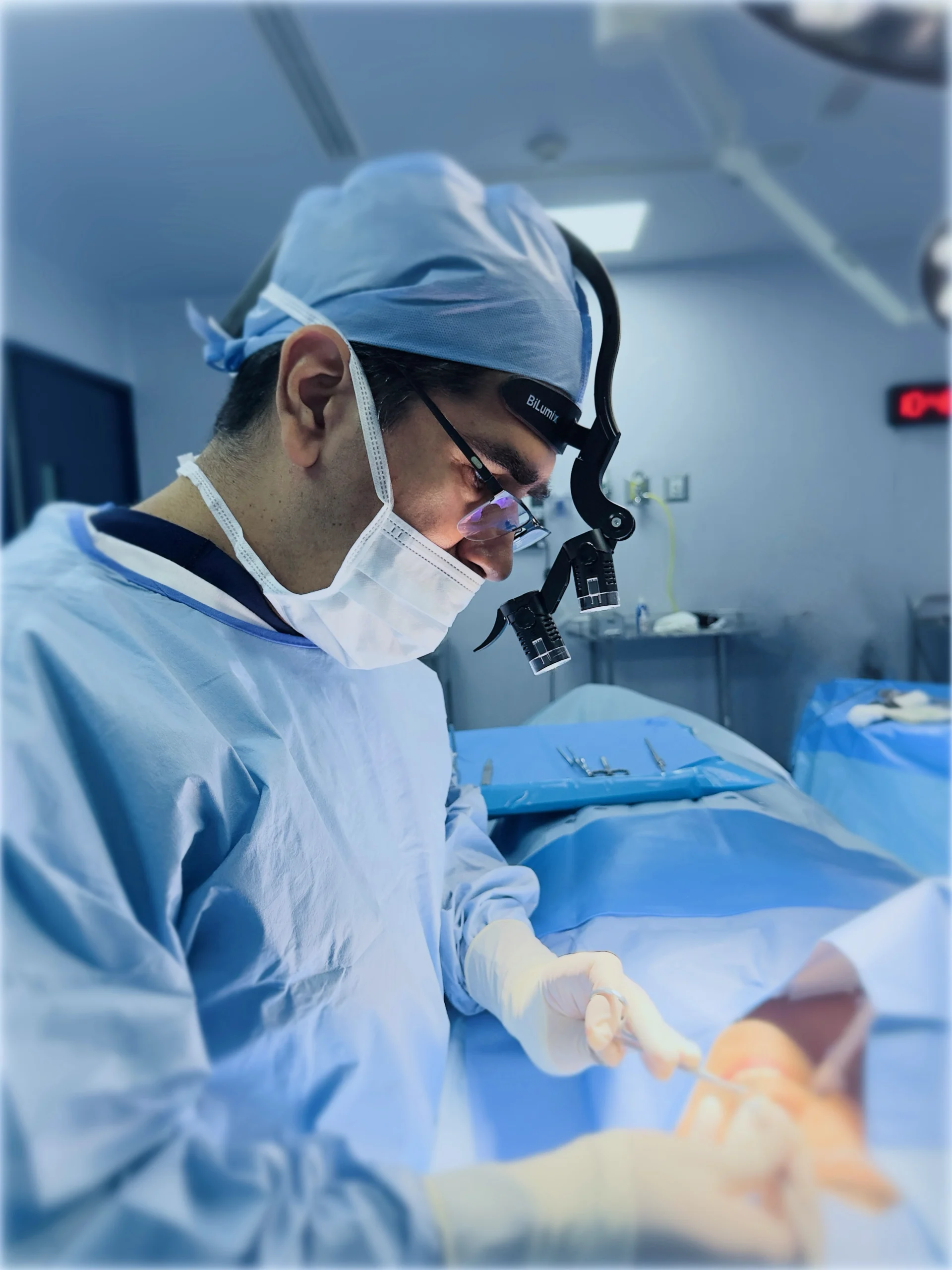 El Dr. Alejandro Montalvo, otorrinolaringólogo, en quirófano durante una cirugía nasal