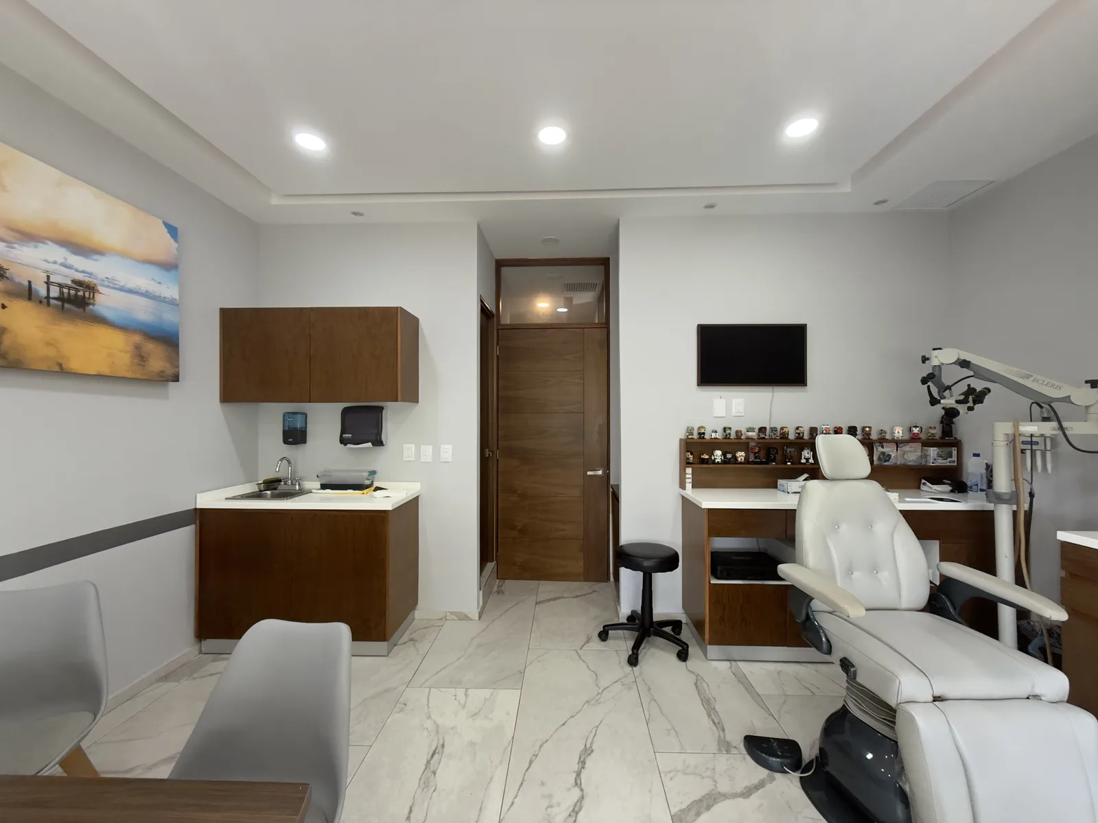 Sobre Mi 7 Cuarto de exploración con sillón y microscopio ORL