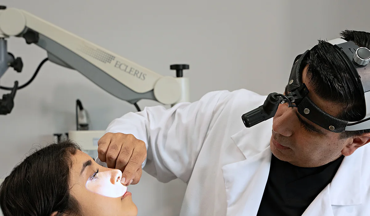 Servicios 1 El Dr. Montalvo explora la nariz de una paciente en su consultorio en Cancún