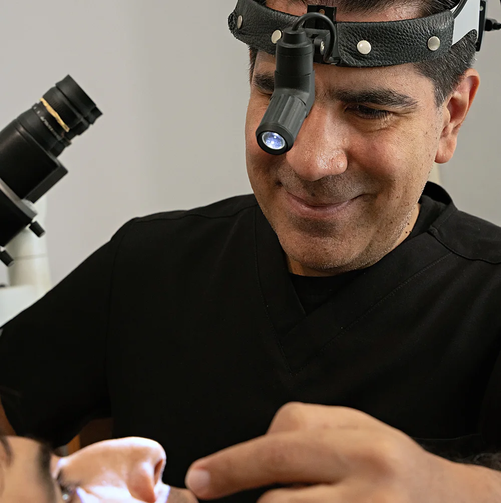 Dr. Montalvo realizando una valoración nasal en su consultorio de Cancún