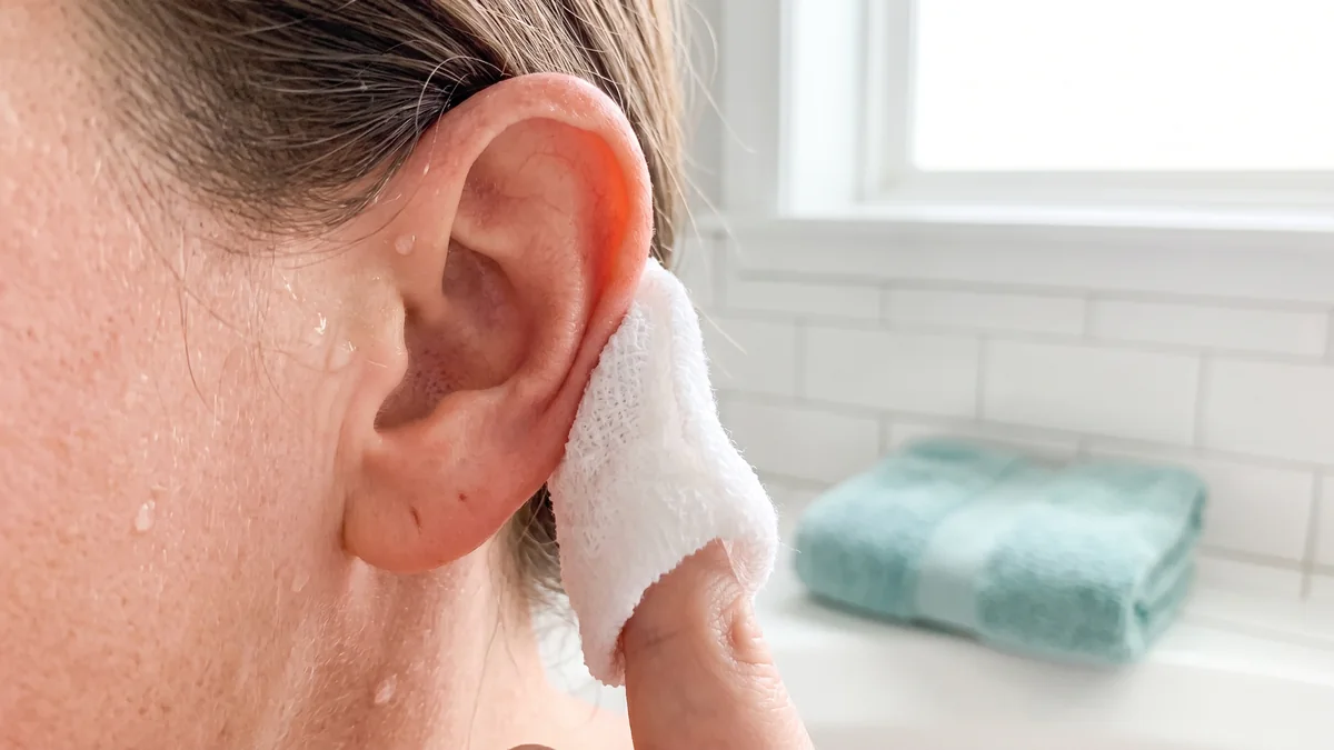 ¿Es malo usar cotonetes? Cómo limpiar tus oídos correctamente 8 Forma correcta de limpiar el oído: paño húmedo solo en la parte externa de la oreja